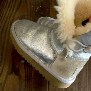 DONATED UGG-kids Bailey Button in metallic silver
